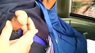 suck off grandpa in the car closely车内近距离口射老伯